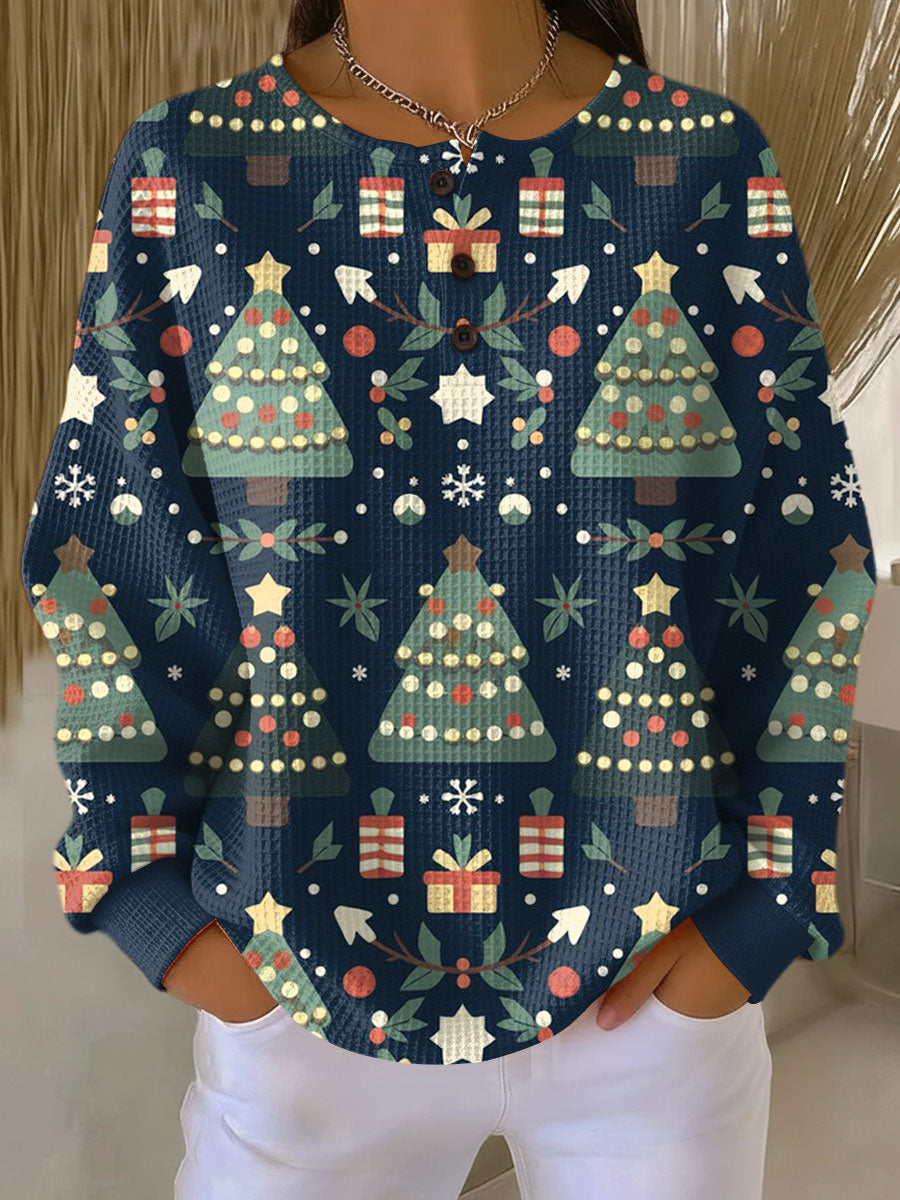 アイダ | ダークブルーのクリスマスセーターにモミの木